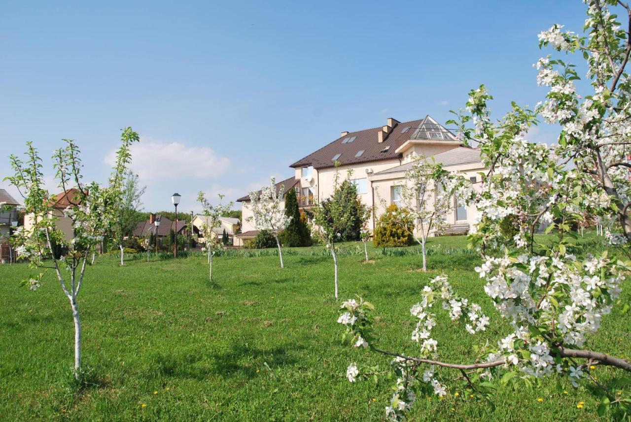 Guest House Uzhgorod Exterior foto